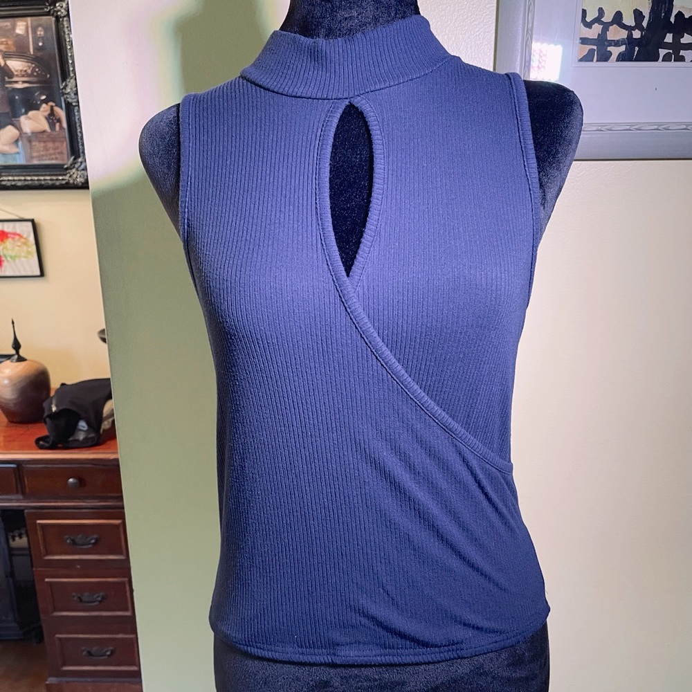Very cute key hole neck mock turtle neck sleeveless shirt.